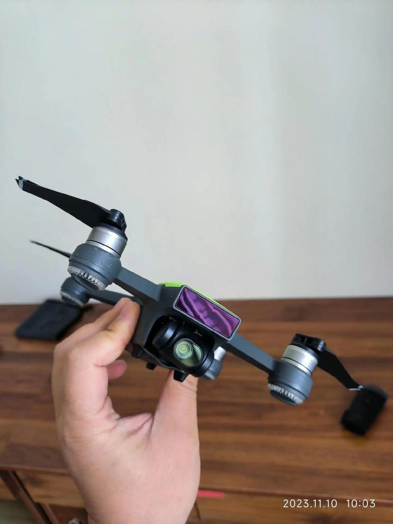 大疆Spark无人机充电怎么操作？-图1