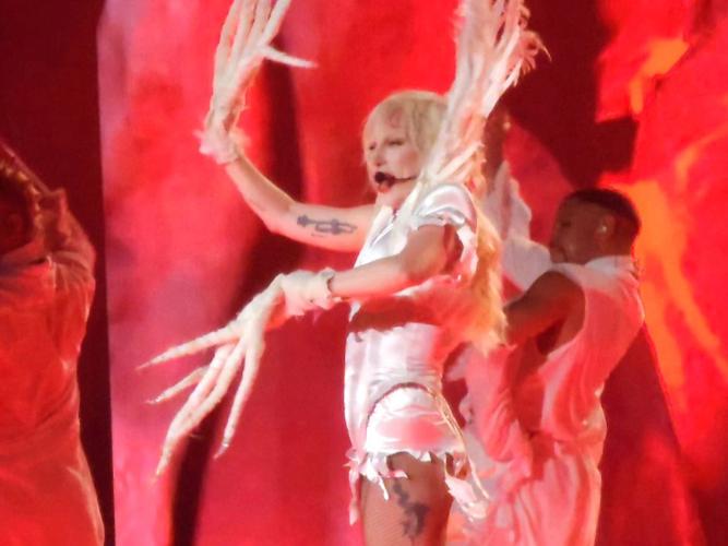 LadyGaga无人机演唱会，科技与舞台如何颠覆传统？-图2