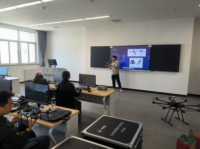 学校为何开展无人机设备培训？-图3