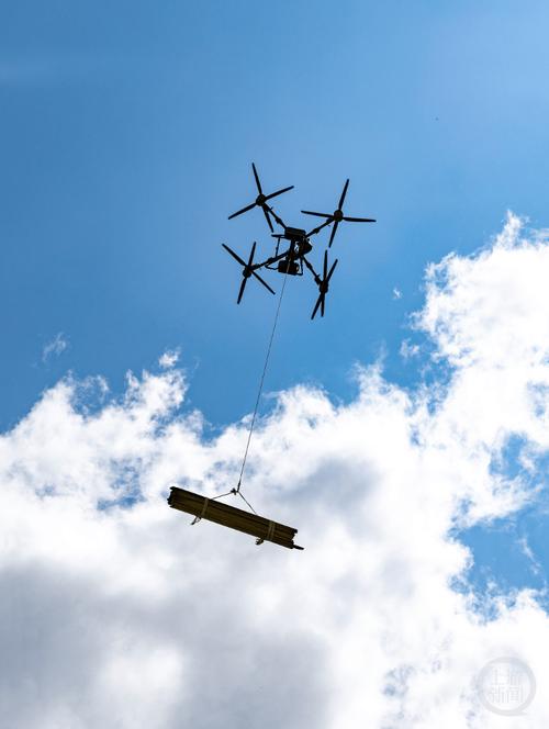 无人机在无风的空中静止-图1