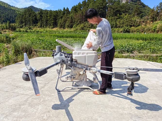 无人机喷洒农药烧油，环保与效率如何平衡？-图1