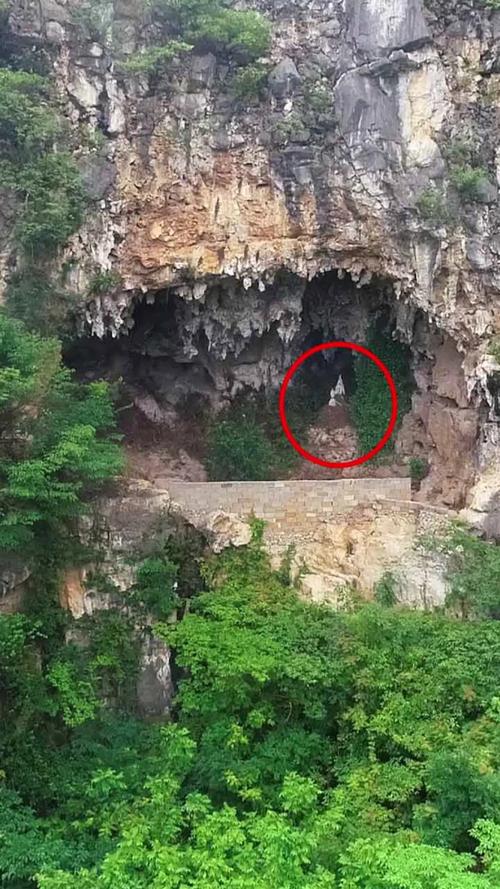 无人机发现的山洞究竟有多恐怖？-图1