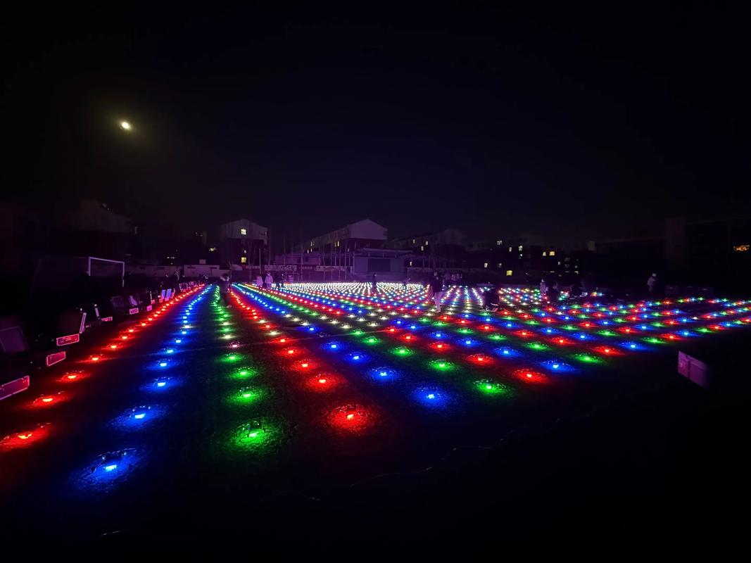 夜空的白色无人机灯，是何物在闪烁？-图2