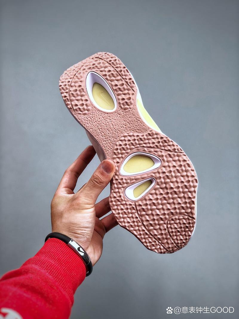 Flyknit技术如何重塑运动鞋舒适体验？-图2